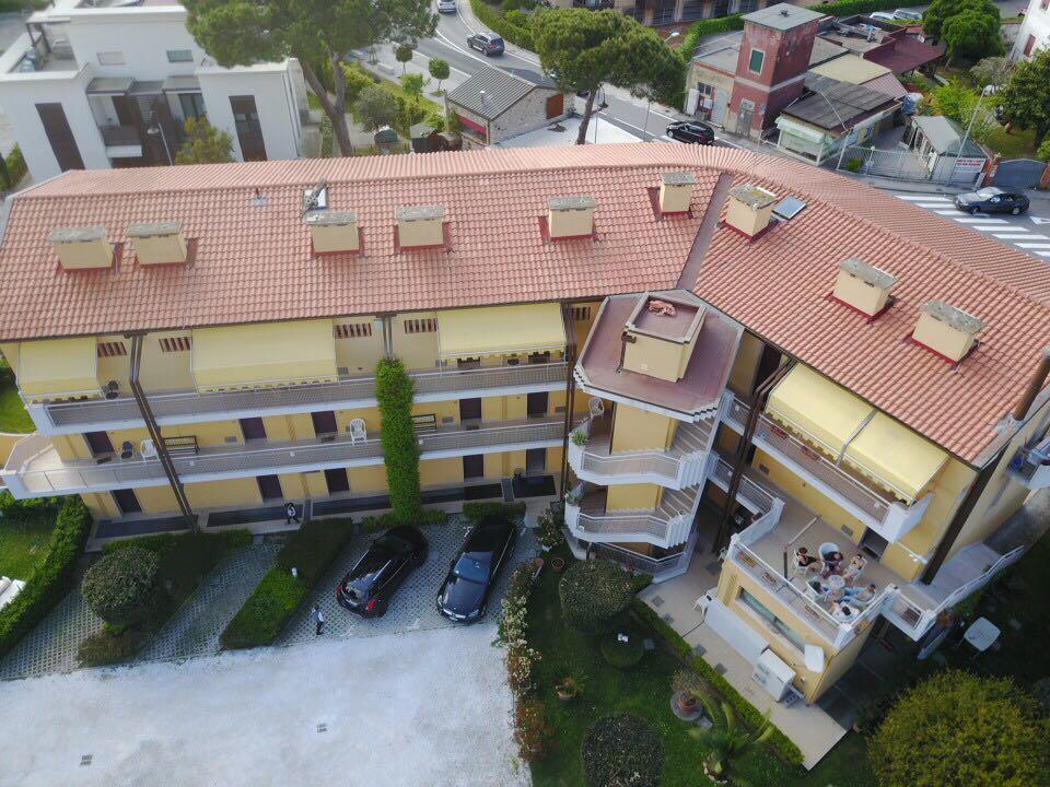 Beverly Park Residence Tirrenia Exteriör bild